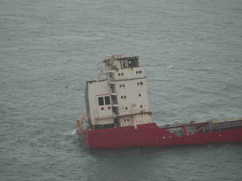 Karaya oturduktan sonra parçalara ayrılan gemi
