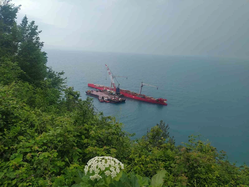 Karaya oturduktan sonra parçalara ayrılan gemi
