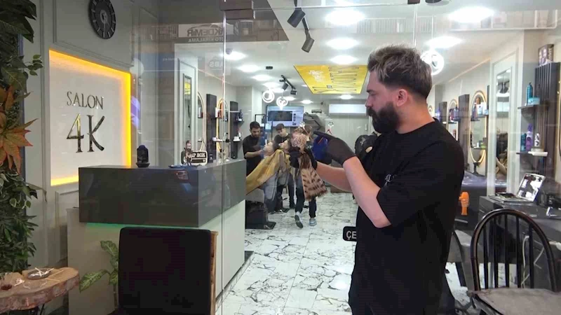 Yavru atmaca bu sefer ağa değil tabelaya çarptı
