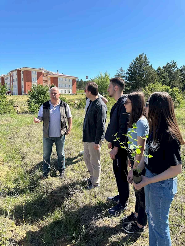 Üniversite öğrencileri ve akademisyenler 10 fidan dikti
