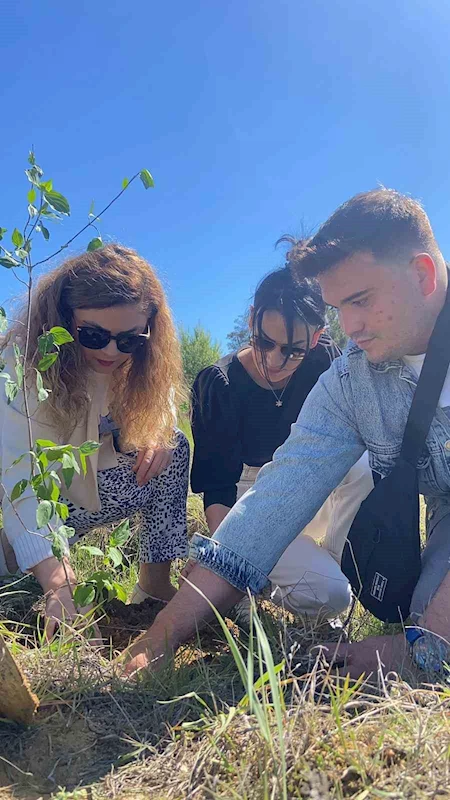 Üniversite öğrencileri ve akademisyenler 10 fidan dikti
