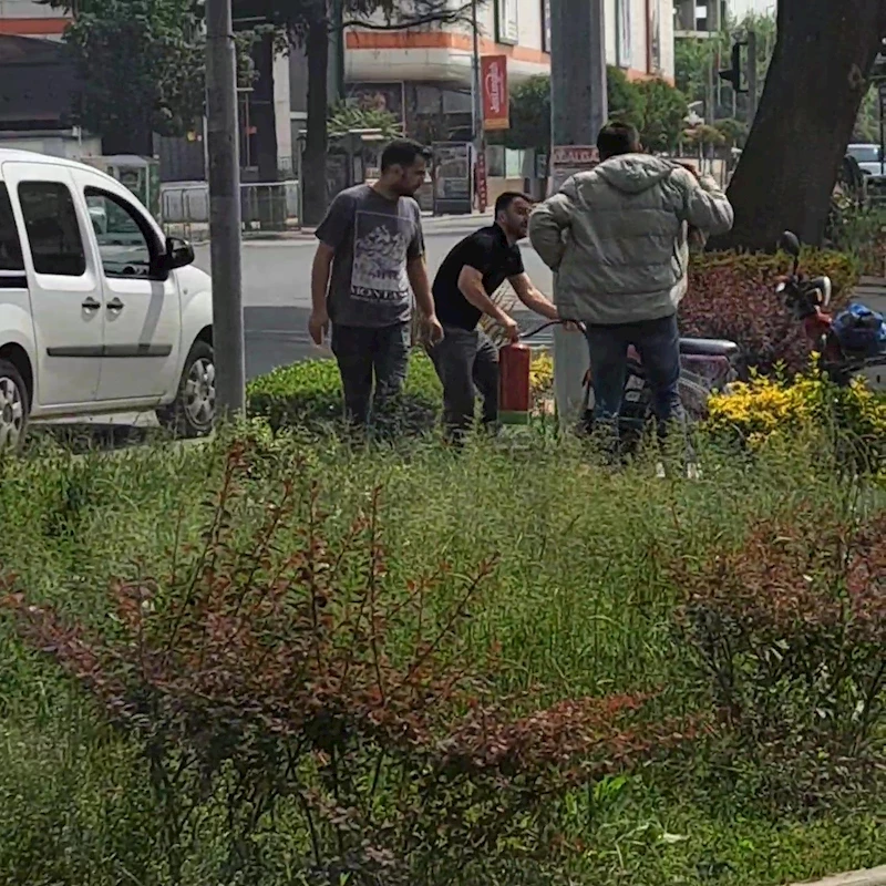 Duman çıkaran elektrikli bisiklete esnaf müdahale etti
