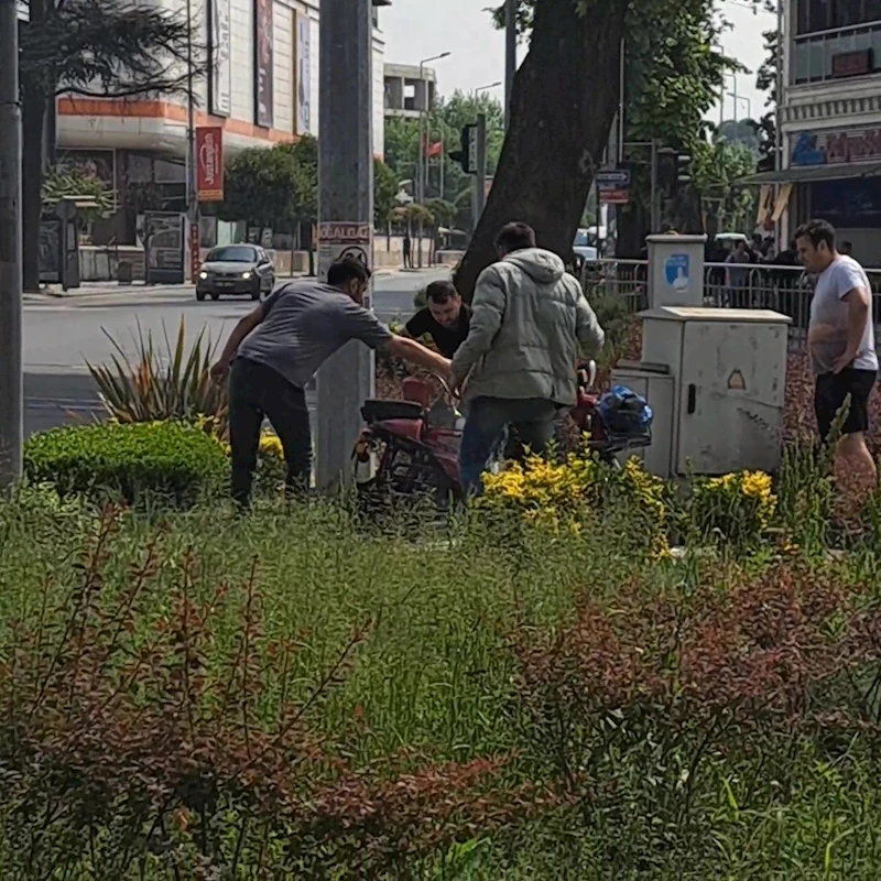 Duman çıkaran elektrikli bisiklete esnaf müdahale etti
