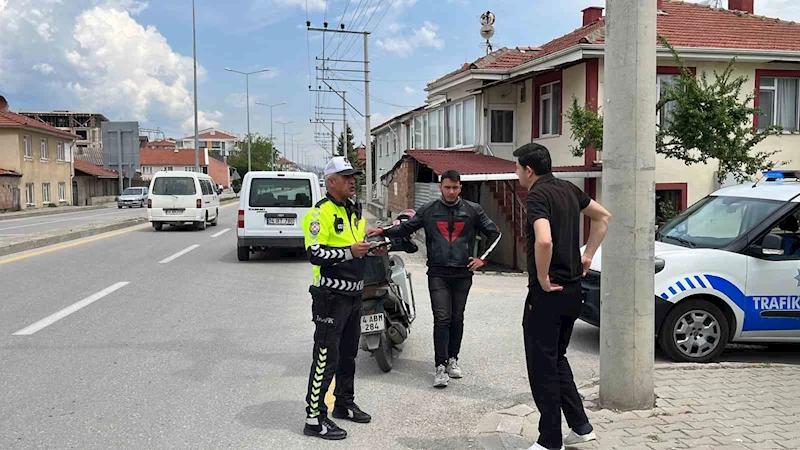 Minik öğrenciye yol vermedi, duyarlı öğrenci gereğini yaptı
