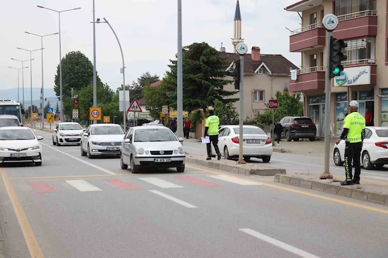 Minik öğrenciye yol vermedi, duyarlı öğrenci gereğini yaptı

