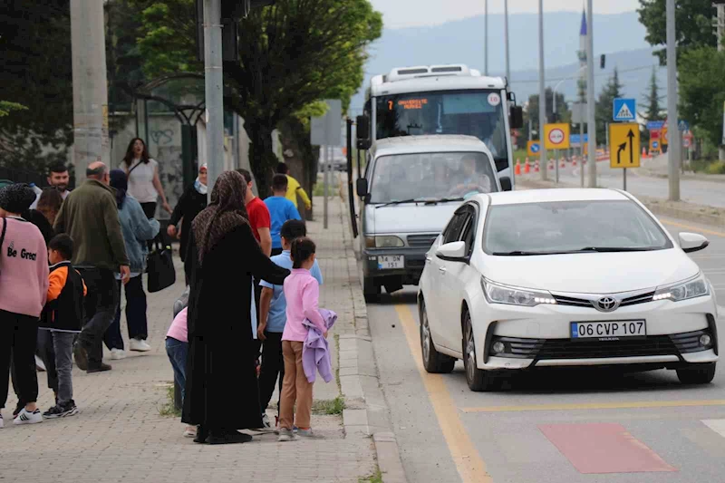 Minik öğrenciye yol vermedi, duyarlı öğrenci gereğini yaptı
