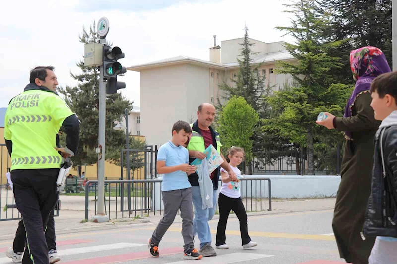 Minik öğrenciye yol vermedi, duyarlı öğrenci gereğini yaptı
