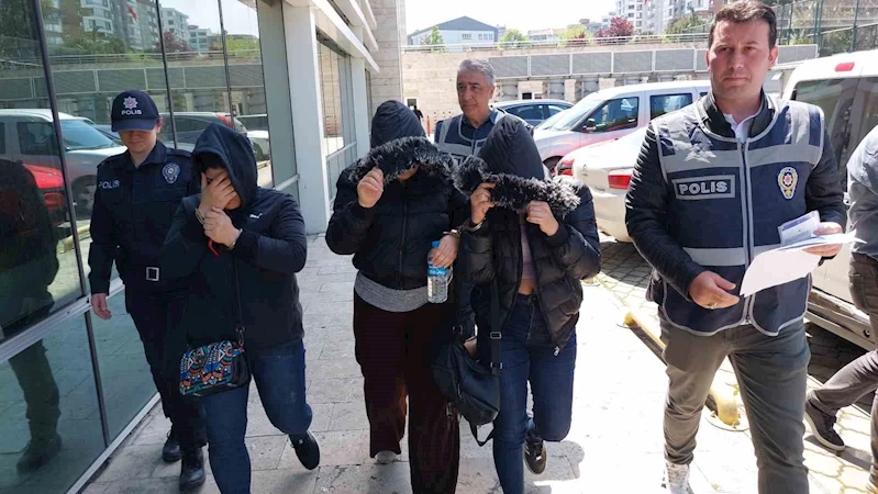 Mağazadan giyim eşyası ve takı çalan 3 kız kardeş yakalandı
