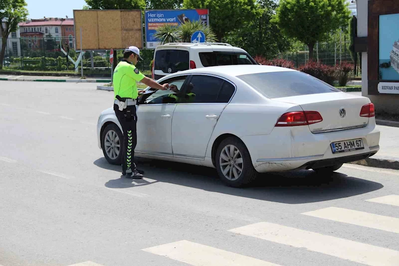 Protokolden sürücülere broşür: "Hayatla Yarışılmaz"
