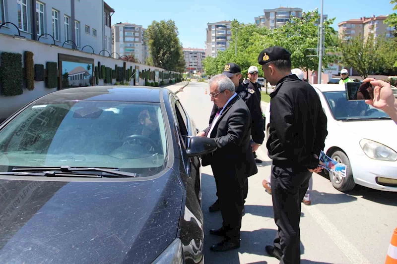 Protokolden sürücülere broşür: "Hayatla Yarışılmaz"
