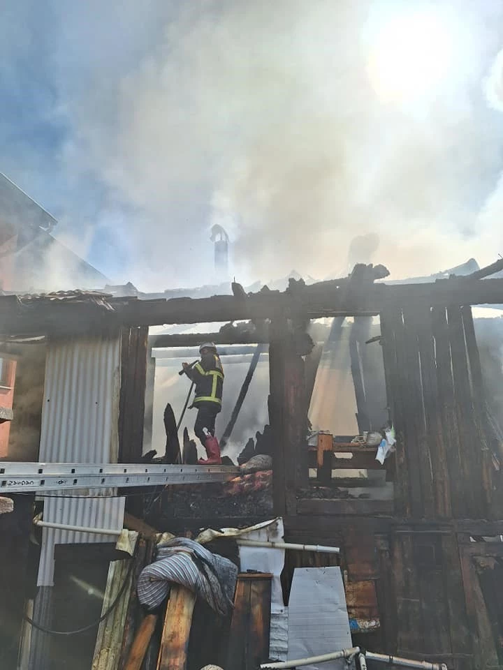 2 katlı ev yanarak küle döndü
