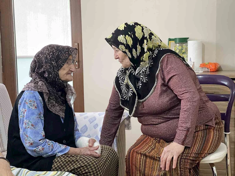 Hasta eşine ve 105 yaşındaki annesine gözü gibi bakıyor
