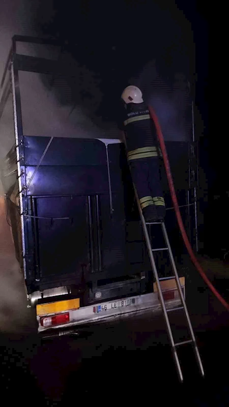 TEM’de alev alan kamyon küle döndü
