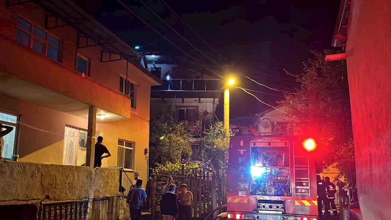 Elektrik kablolarının kıvılcımları az kalsın evi yakıyordu
