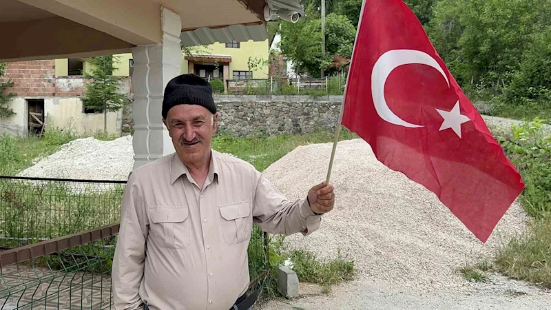 30 yıl önce kapanan köy okulunda her Pazartesi ve Cuma günleri İstiklal Marşı töreni yapılıyor
