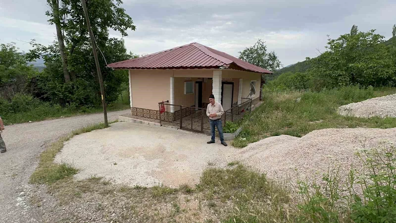 30 yıl önce kapanan köy okulunda her Pazartesi ve Cuma günleri İstiklal Marşı töreni yapılıyor
