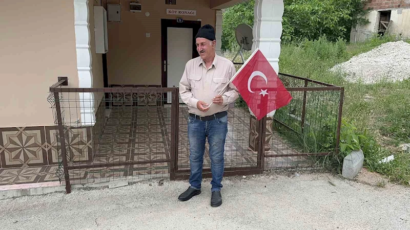 30 yıl önce kapanan köy okulunda her Pazartesi ve Cuma günleri İstiklal Marşı töreni yapılıyor
