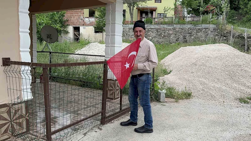 30 yıl önce kapanan köy okulunda her Pazartesi ve Cuma günleri İstiklal Marşı töreni yapılıyor
