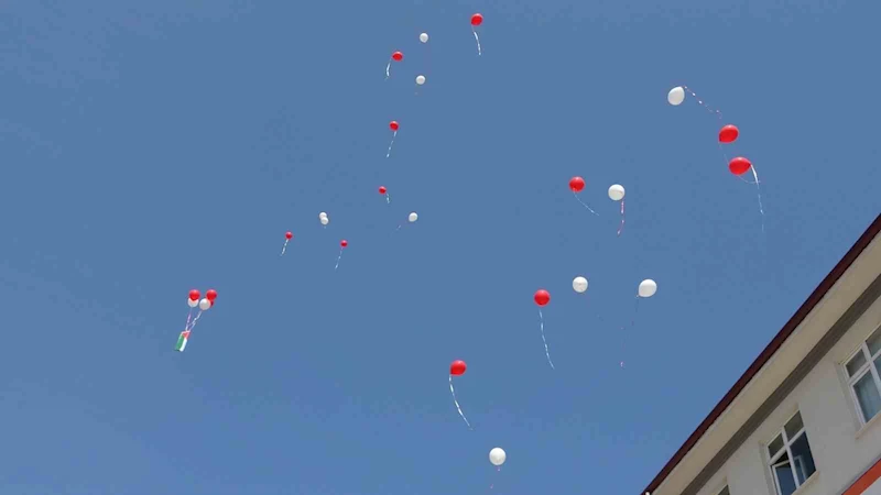 Karnelerini alan öğrenciler, Filistin’de ölen çocuklar için gökyüzüne balon bıraktı
