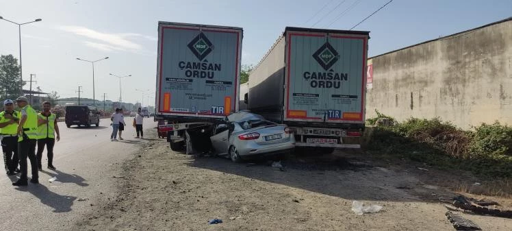 Otomobil tırın dorsesine çarptı: Polis memuru hayatını kaybetti, eşi ve çocuğu yaralandı
