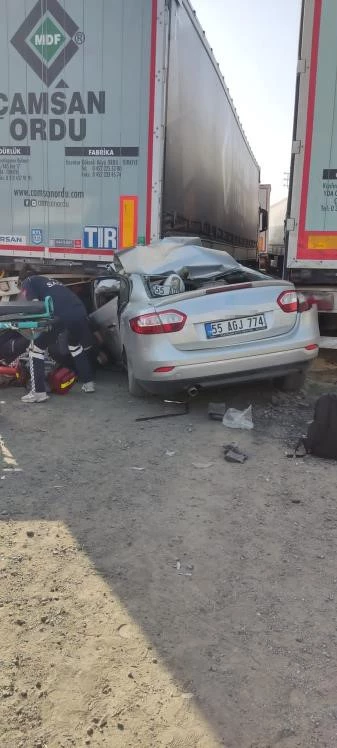 Otomobil tırın dorsesine çarptı: Polis memuru hayatını kaybetti, eşi ve çocuğu yaralandı
