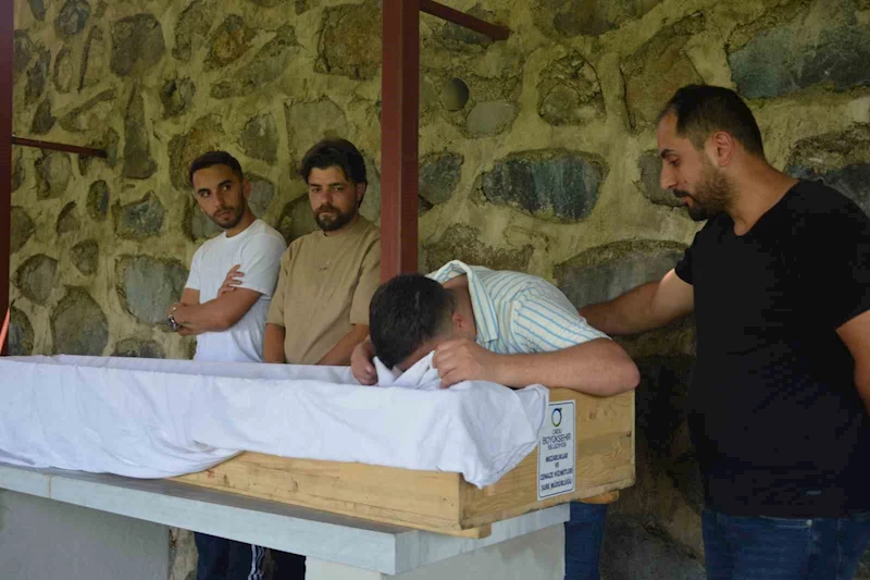 En acı karne tatili: Defne Nur, son yolculuğuna uğurlandı
