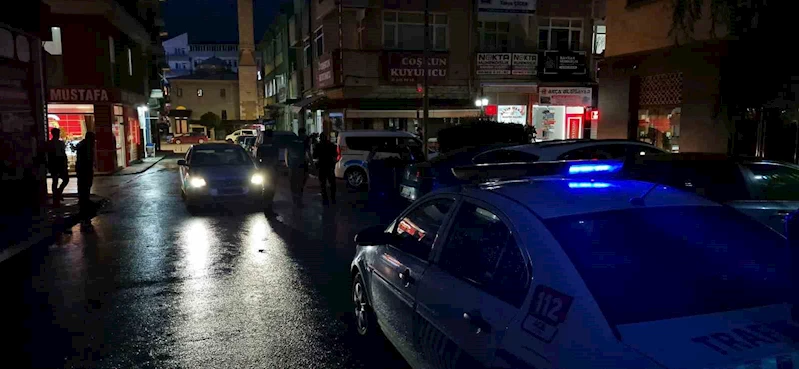 Bisikletiyle aniden yola çıkan çocuğa otomobil çarptı... O anlar kamerada
