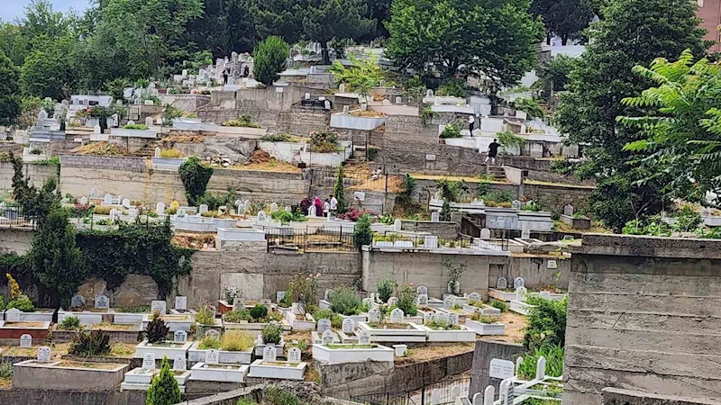 Zonguldak’ta vatandaşlar arife günü mezarlık ziyaretleri yaptı
