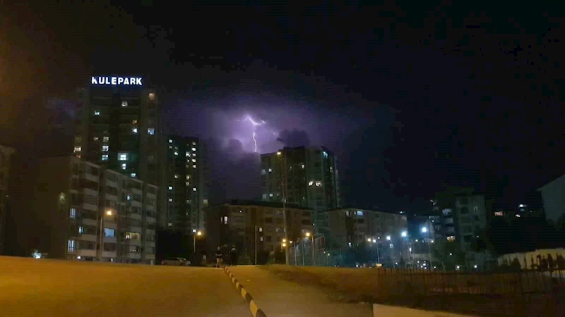 Şimşeklerin görsel şöleni gece yarısına kadar sürdü
