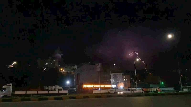 Şimşeklerin görsel şöleni gece yarısına kadar sürdü
