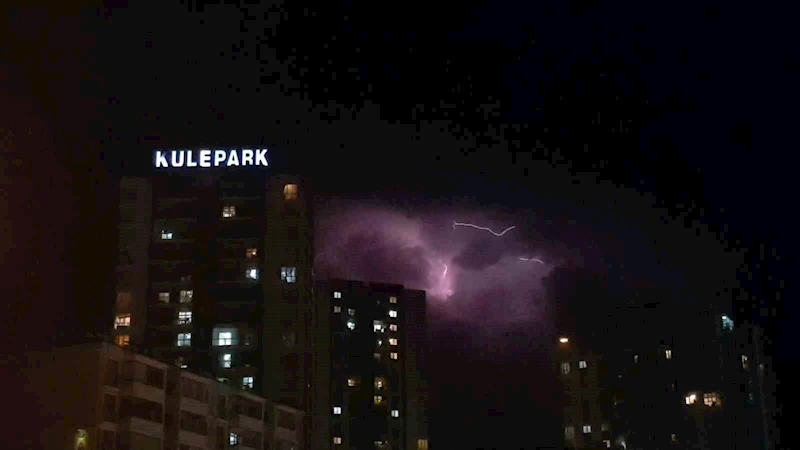 Şimşeklerin görsel şöleni gece yarısına kadar sürdü
