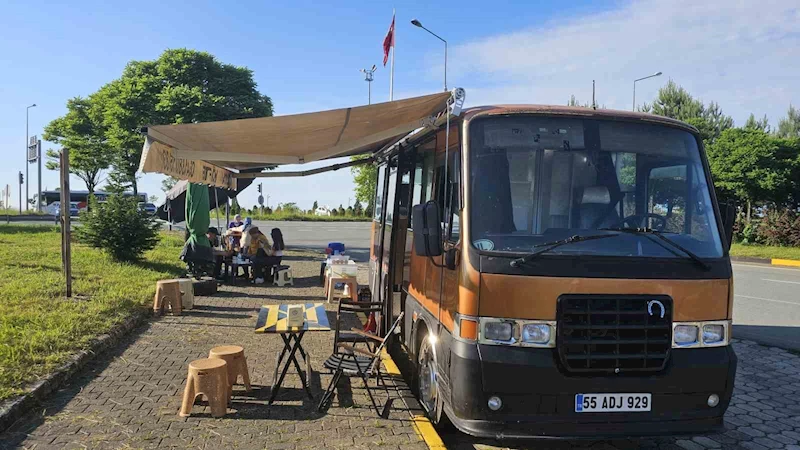 Fedakar anne hasta oğlunun tedavi masrafları için minibüste köfte satıyor
