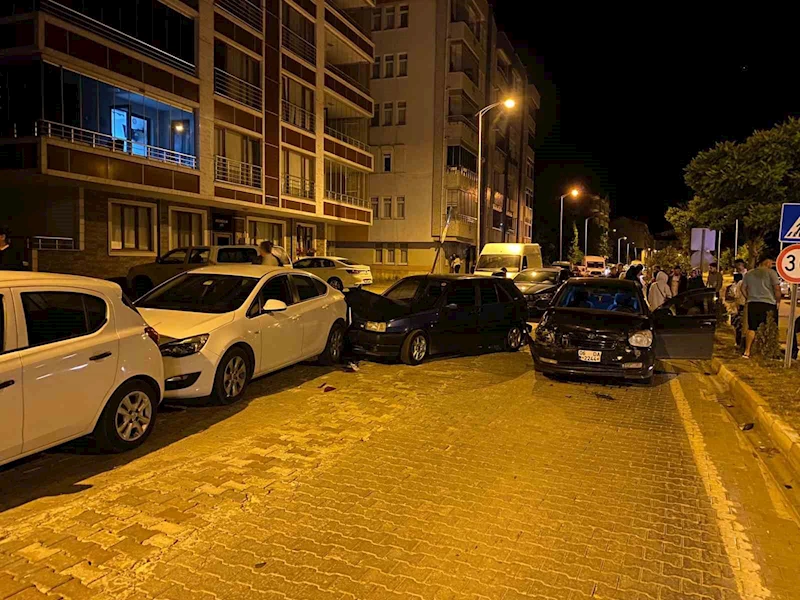 Köpeğe çarpmamak için ani fren yapan sürücü otomobille çarpıştı: 6 yaralı
