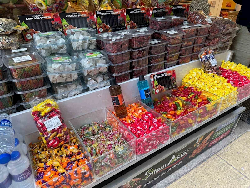 Yaşlı kadının kolonya hırsızlığı güvenlik kamerasında
