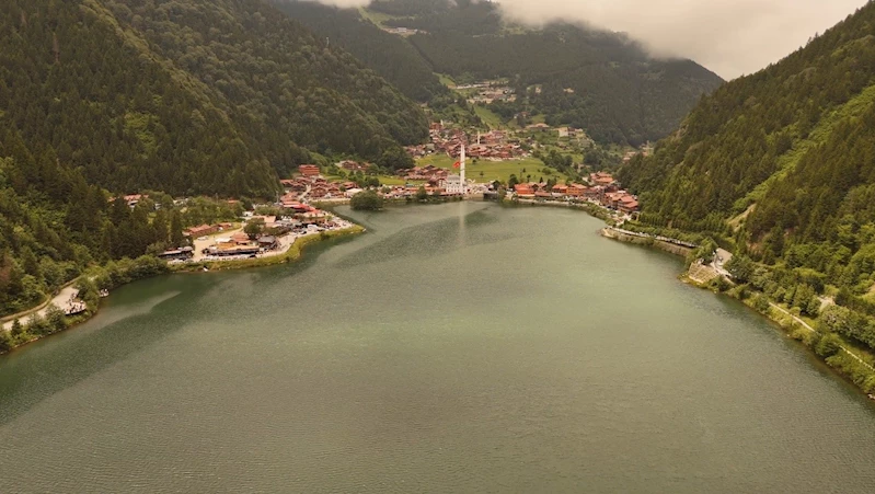 Uzungöl’de bayram yoğunluğu: Kilometrelerce araç kuyruğu oluştu
