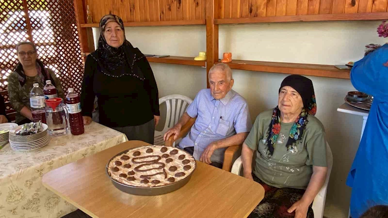 100. yaşına komşularının sürpriziyle girdi
