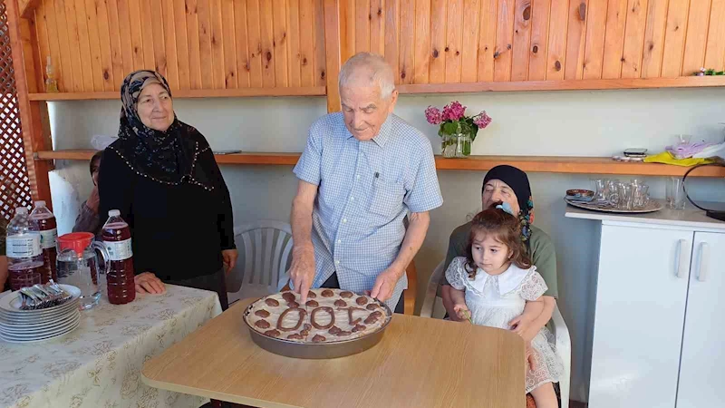 100. yaşına komşularının sürpriziyle girdi
