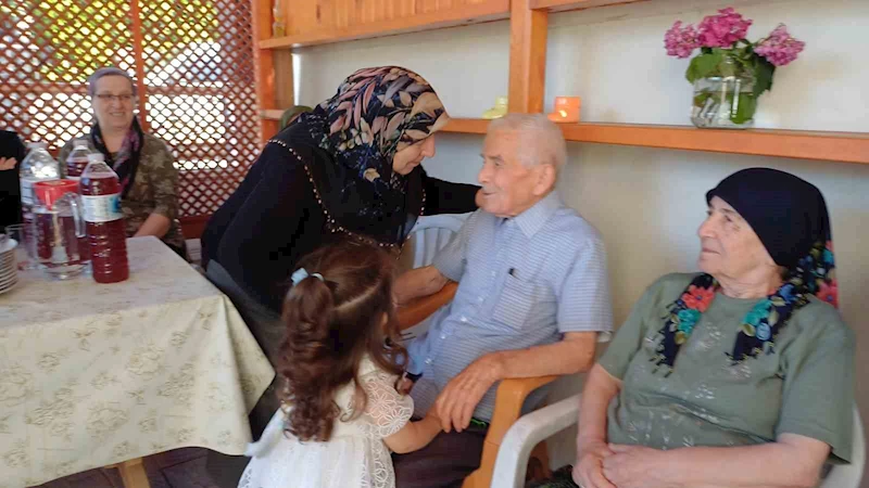 100. yaşına komşularının sürpriziyle girdi
