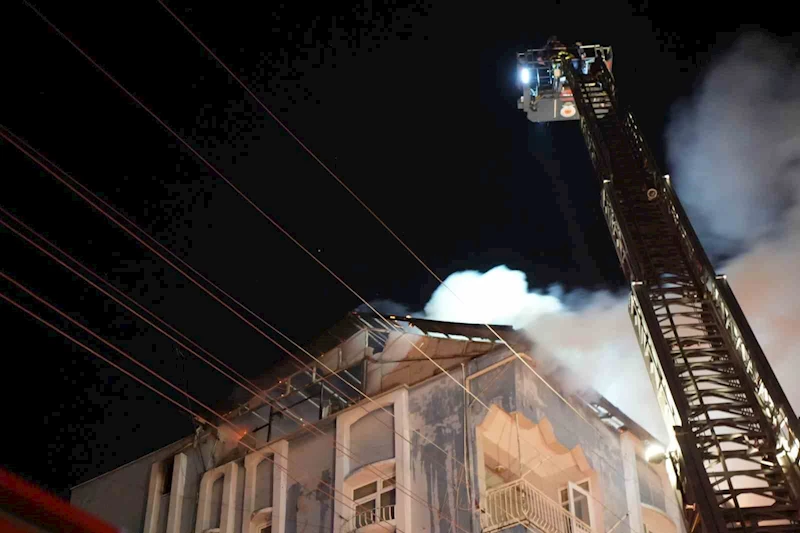 5 katlı apartmanda çıkan yangın panik oluşturdu
