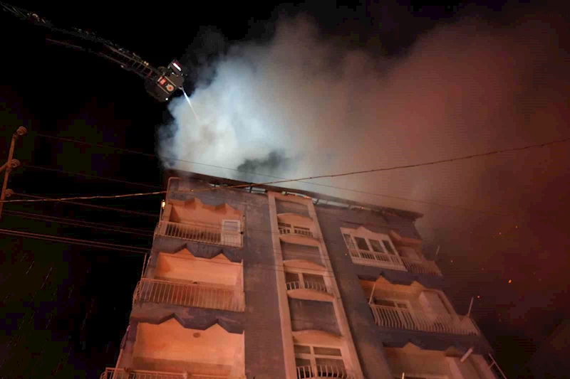5 katlı apartmanda çıkan yangın panik oluşturdu
