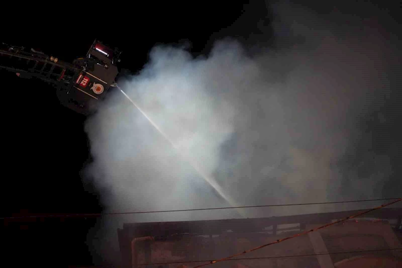 5 katlı apartmanda çıkan yangın panik oluşturdu
