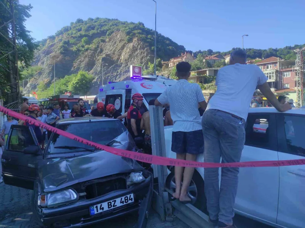 Alkollü sürücü demir bariyerlere çarptı: 5 yaralı