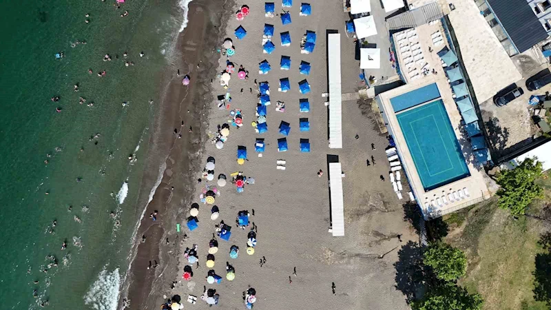 Havuzu ve plajı tatilcileri ağırlıyor
