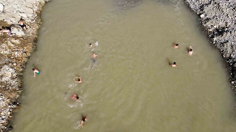 Islah yapılan dereye serinlemek için girdiler
