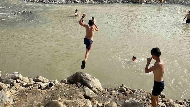 Islah yapılan dereye serinlemek için girdiler
