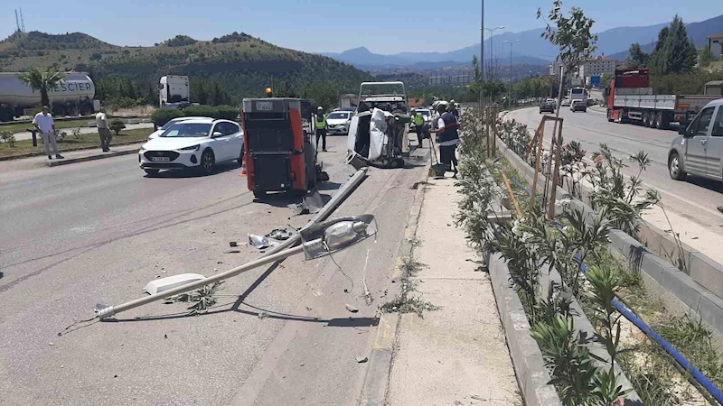 Aydınlatma direğine çarpıp yaralandı