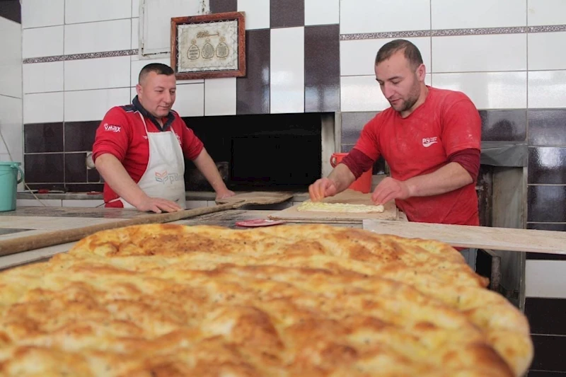 Fırıncıların 200 derece ateş başında ekmek mesaisi
