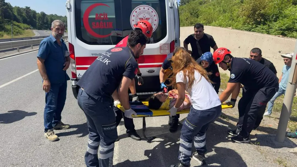 Araçta sıkışan yaralıyı itfaiye ekipleri kurtardı