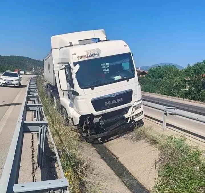 Su kanalına giren sürücü yaralandı