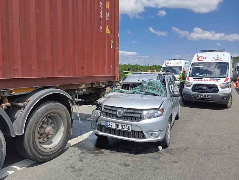 TEM’de otomobil tıra çarptı: 5 yaralı
